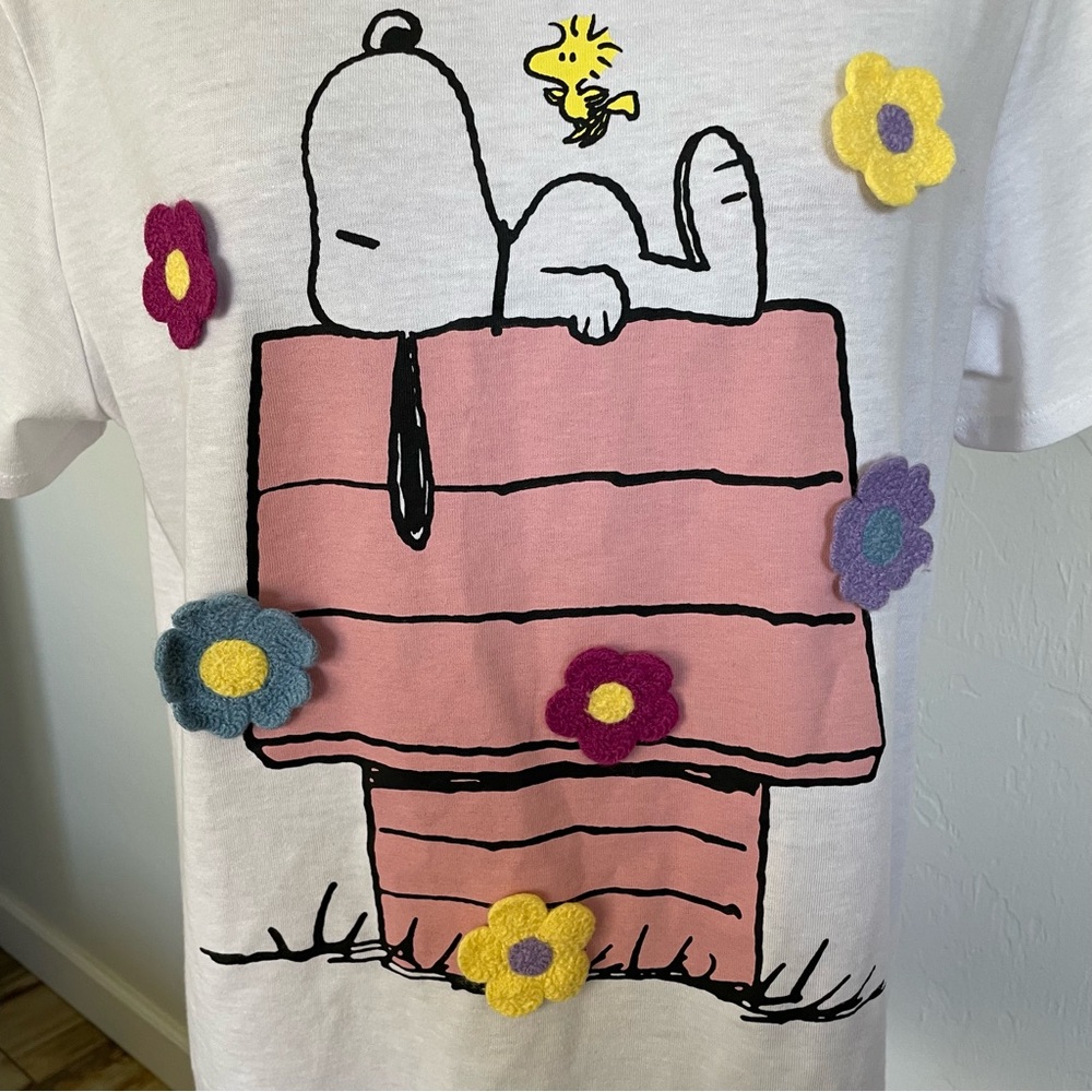 Peanuts White Tee with Pink Doghouse and Multicolor Flowers - Picture 6 of 10